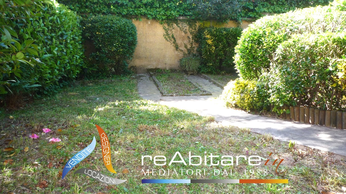 Villetta a schiera luminosa con giardino, terrazzo panoramico e box doppio